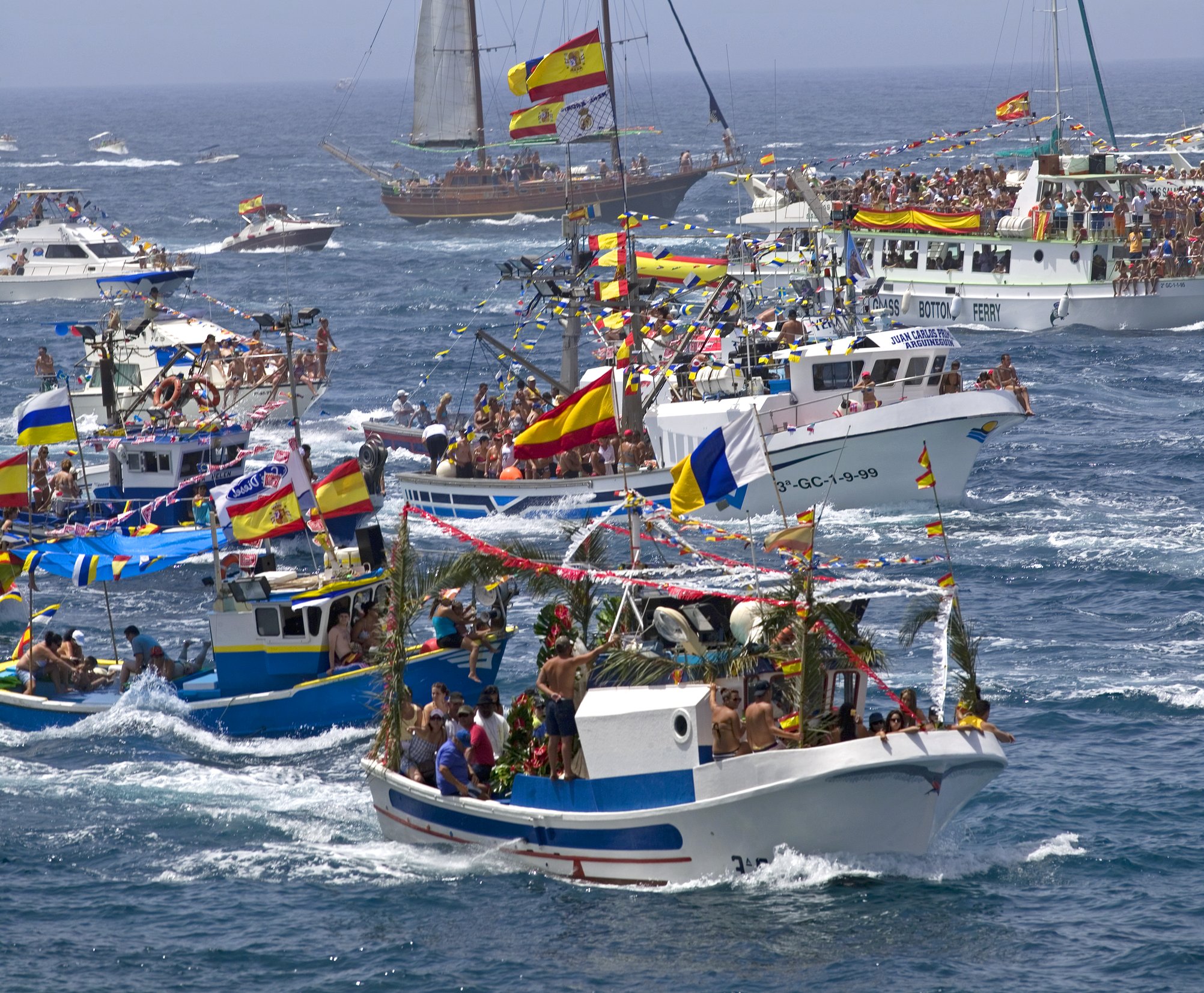 Blick durch ein rundes Felsenfenster auf ein Gebirgspanorama mit spärlicher Vegetation im Vordergrund.